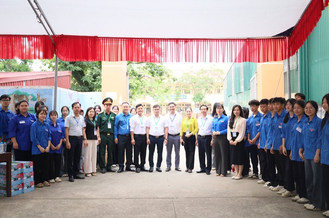 LÃNH ĐẠO XÃ CỔ ĐÔ THĂM, ĐỘNG VIÊN THÍ SINH VÀ CÁC LỰC LƯỢNG LÀM NHIỆM VỤ TẠI KỲ THI TỐT NGHIỆP THPT NĂM 2026- Ảnh 3.