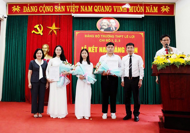 Đảng bộ Trường THPT Lê Lợi kết nạp 9 đảng viên mới- Ảnh 1.