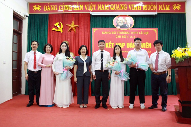 Đảng bộ Trường THPT Lê Lợi kết nạp 9 đảng viên mới- Ảnh 2.