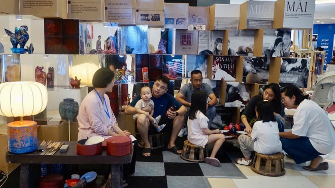 Làng Sơn mài Hạ Thái tham gia “Chợ phiên kết duyên sáng tạo”: Gìn giữ truyền thống, kết nối tương lai- Ảnh 5.