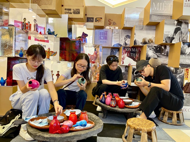 Làng Sơn mài Hạ Thái tham gia “Chợ phiên kết duyên sáng tạo”: Gìn giữ truyền thống, kết nối tương lai- Ảnh 2.