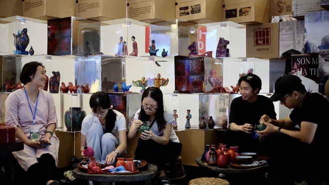 Làng Sơn mài Hạ Thái tham gia “Chợ phiên kết duyên sáng tạo”: Gìn giữ truyền thống, kết nối tương lai- Ảnh 4.