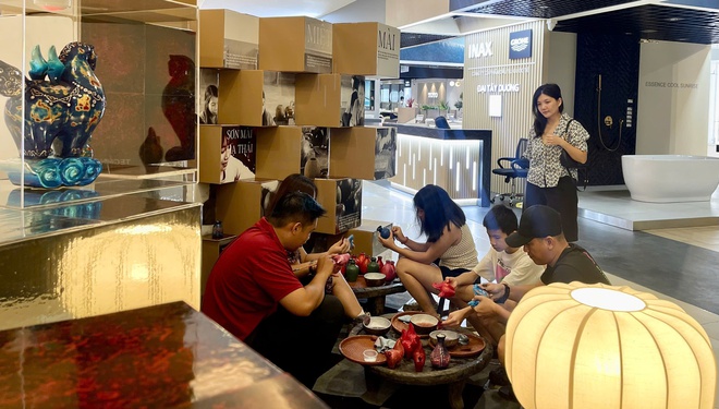 Làng Sơn mài Hạ Thái tham gia “Chợ phiên kết duyên sáng tạo”: Gìn giữ truyền thống, kết nối tương lai- Ảnh 3.