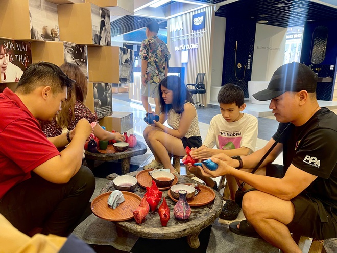 Làng Sơn mài Hạ Thái tham gia “Chợ phiên kết duyên sáng tạo”: Gìn giữ truyền thống, kết nối tương lai- Ảnh 1.