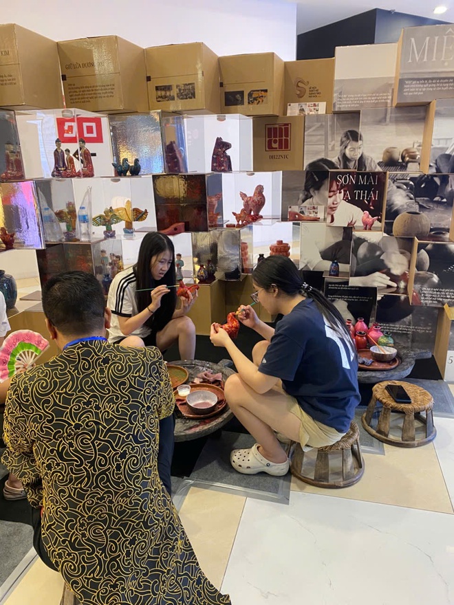 Làng Sơn mài Hạ Thái tham gia “Chợ phiên kết duyên sáng tạo”: Gìn giữ truyền thống, kết nối tương lai- Ảnh 6.