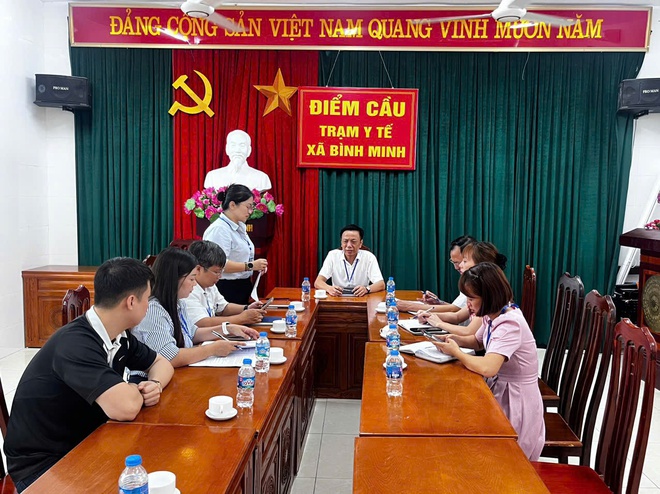 UBND xã Bình Minh tổ chức kiểm tra công vụ đột xuất tại Trạm Y tế xã và Trung tâm Dịch vụ tổng hợp xã- Ảnh 5.