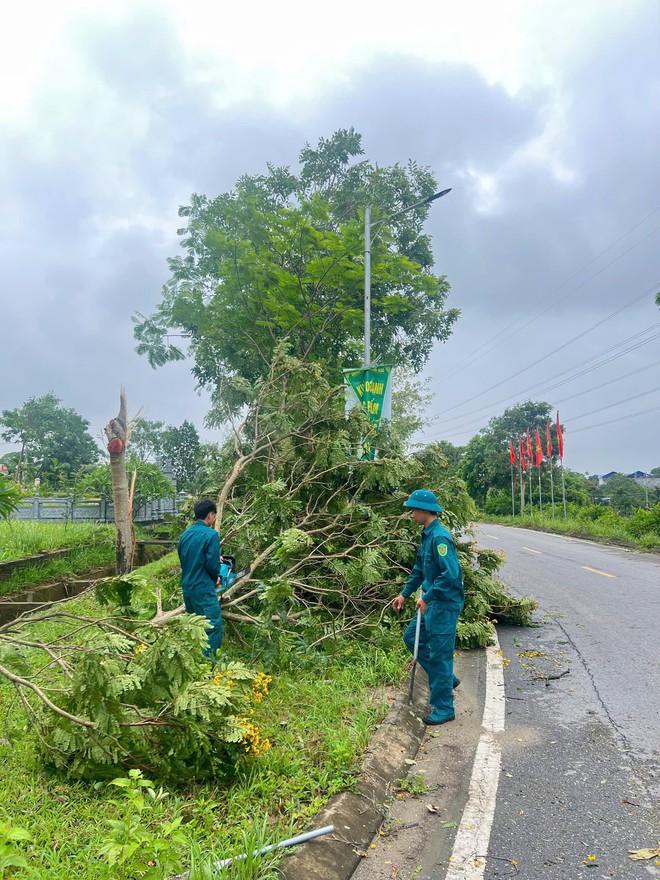 LỰC LƯỢNG DÂN QUÂN THƯỜNG TRỰC XÃ TRUNG GIÃ KHẮC PHỤC HẬU QUẢ SAU DÔNG LỐC, ĐẢM BẢO AN TOÀN GIAO THÔNG- Ảnh 1.
