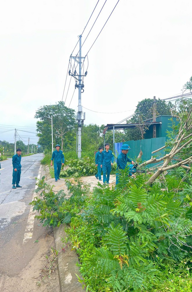LỰC LƯỢNG DÂN QUÂN THƯỜNG TRỰC XÃ TRUNG GIÃ KHẮC PHỤC HẬU QUẢ SAU DÔNG LỐC, ĐẢM BẢO AN TOÀN GIAO THÔNG- Ảnh 3.