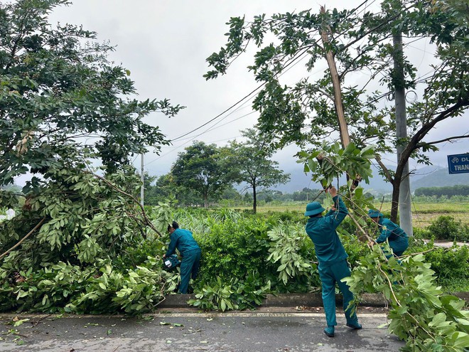 LỰC LƯỢNG DÂN QUÂN THƯỜNG TRỰC XÃ TRUNG GIÃ KHẮC PHỤC HẬU QUẢ SAU DÔNG LỐC, ĐẢM BẢO AN TOÀN GIAO THÔNG- Ảnh 4.
