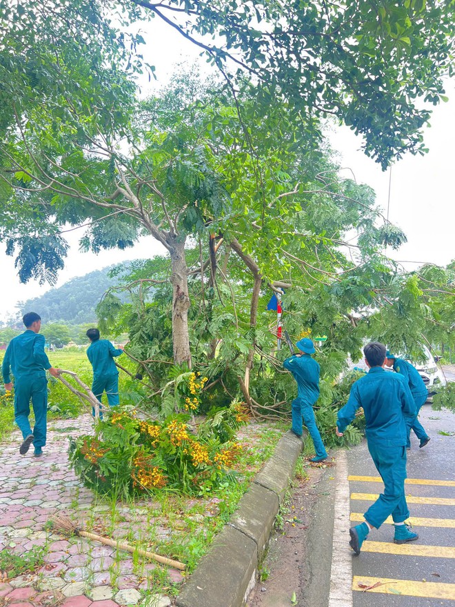 LỰC LƯỢNG DÂN QUÂN THƯỜNG TRỰC XÃ TRUNG GIÃ KHẮC PHỤC HẬU QUẢ SAU DÔNG LỐC, ĐẢM BẢO AN TOÀN GIAO THÔNG- Ảnh 5.