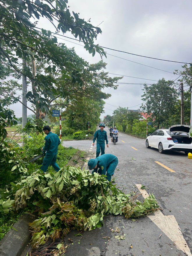 LỰC LƯỢNG DÂN QUÂN THƯỜNG TRỰC XÃ TRUNG GIÃ KHẮC PHỤC HẬU QUẢ SAU DÔNG LỐC, ĐẢM BẢO AN TOÀN GIAO THÔNG- Ảnh 6.