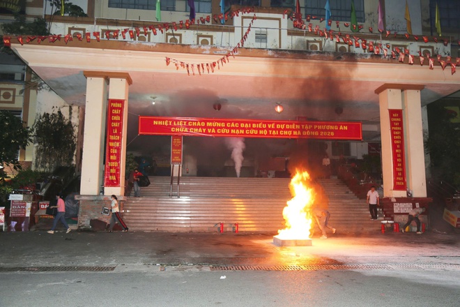 Diễn tập phương án chữa cháy và cứu nạn, cứu hộ tại chợ Hà Đông năm 2026- Ảnh 5.