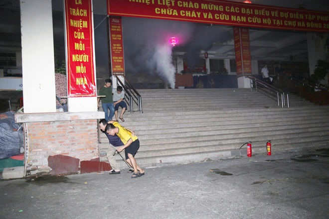 Diễn tập phương án chữa cháy và cứu nạn, cứu hộ tại chợ Hà Đông năm 2026- Ảnh 2.