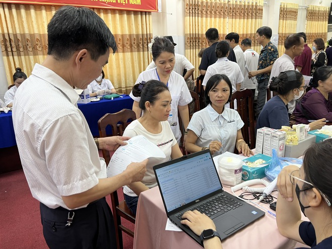 Trạm y tế phường Hà Đông khám, tư vấn sức khỏe miễn phí cho 580 lượt người cao tuổi- Ảnh 4.