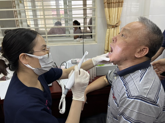 Trạm y tế phường Hà Đông khám, tư vấn sức khỏe miễn phí cho 580 lượt người cao tuổi- Ảnh 2.