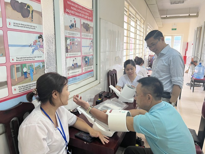 Trạm y tế phường Hà Đông khám, tư vấn sức khỏe miễn phí cho 580 lượt người cao tuổi- Ảnh 1.