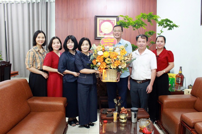 Lãnh đạo phường Hà Đông chúc mừng ngày Báo chí Cách mạng Việt Nam- Ảnh 1.