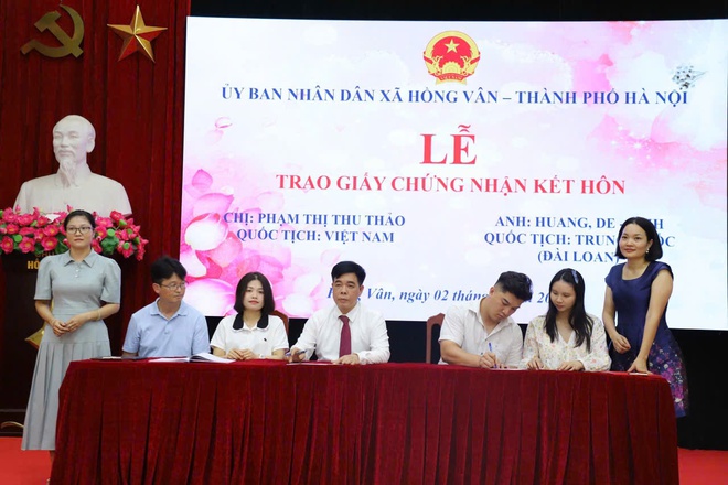 UBND xã Hồng Vân trang trọng tổ chức lễ trao giấy chứng nhận kết hôn cho 02 cặp đôi có yếu tố nước ngoài- Ảnh 1.