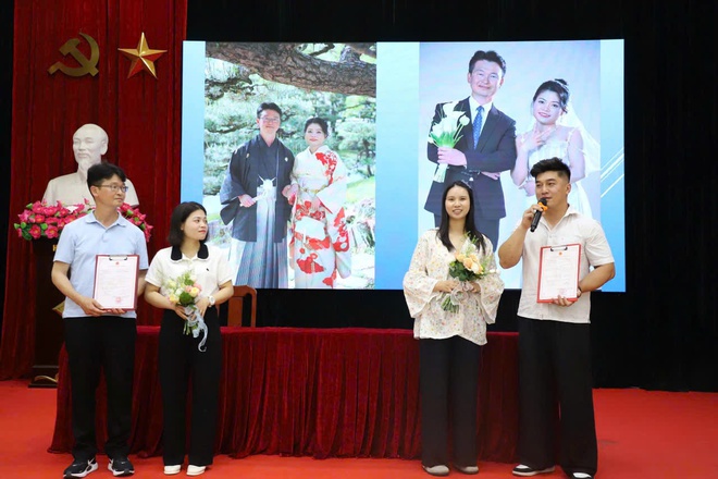 UBND xã Hồng Vân trang trọng tổ chức lễ trao giấy chứng nhận kết hôn cho 02 cặp đôi có yếu tố nước ngoài- Ảnh 2.