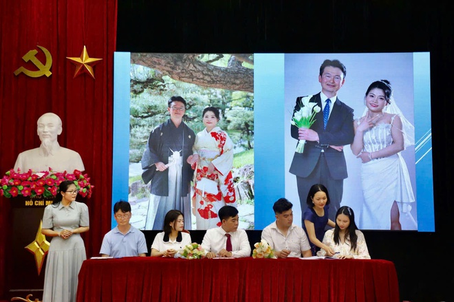 UBND xã Hồng Vân trang trọng tổ chức lễ trao giấy chứng nhận kết hôn cho 02 cặp đôi có yếu tố nước ngoài- Ảnh 3.