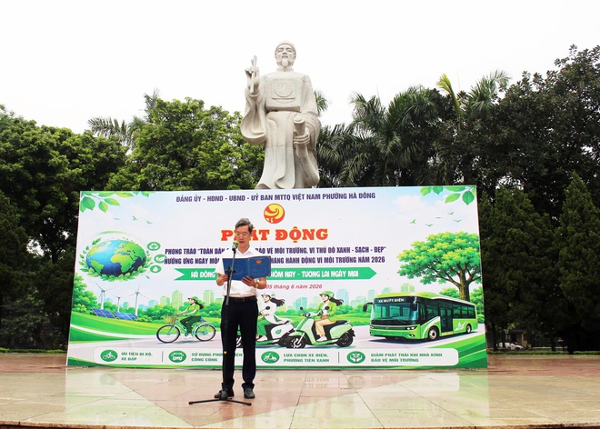 Phường Hà Đông ra quân phát động phong trào “Toàn dân chung tay bảo vệ môi trường vì Thủ đô xanh - sạch - đẹp”.- Ảnh 1.