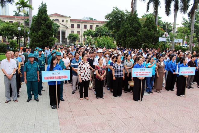 Phường Hà Đông ra quân phát động phong trào “Toàn dân chung tay bảo vệ môi trường vì Thủ đô xanh - sạch - đẹp”.- Ảnh 2.