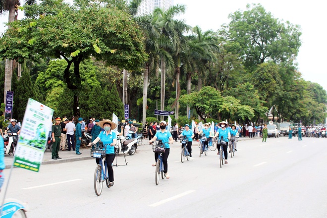 Phường Hà Đông ra quân phát động phong trào “Toàn dân chung tay bảo vệ môi trường vì Thủ đô xanh - sạch - đẹp”.- Ảnh 6.