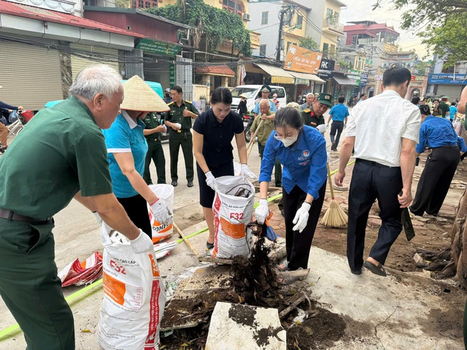 Phường Phú Lương tổ chức ra quân tổng vệ sinh môi trường hưởng ứng Ngày Môi trường Thế giới 5/6- Ảnh 5.