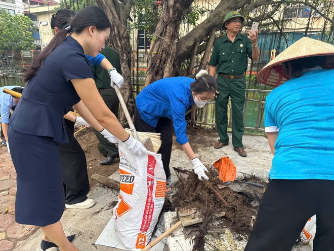 Phường Phú Lương tổ chức ra quân tổng vệ sinh môi trường hưởng ứng Ngày Môi trường Thế giới 5/6- Ảnh 4.