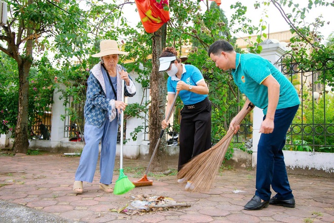 Xã Hồng Vân ra quân hưởng ứng phong trào “toàn dân chung tay bảo vệ môi trường, vì thủ đô xanh - sạch - đẹp” năm 2026.- Ảnh 6.