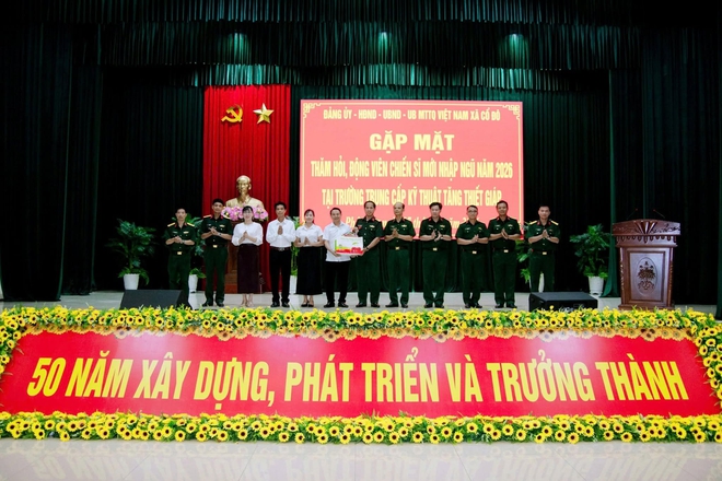 XÃ CỔ ĐÔ TỔ CHỨC THĂM HỎI, ĐỘNG VIÊN CÁC CHIẾN SĨ MỚI ĐANG THỰC HIỆN NGHĨA VỤ QUÂN SỰ- Ảnh 1.
