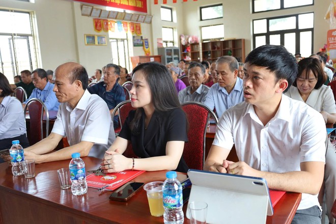 TỔ ĐẠI BIỂU SỐ 8 HĐND XÃ QUẢNG OAI TIẾP XÚC CỬ TRI TRƯỚC KỲ HỌP THỨ BA HĐND XÃ KHÓA II- Ảnh 14.