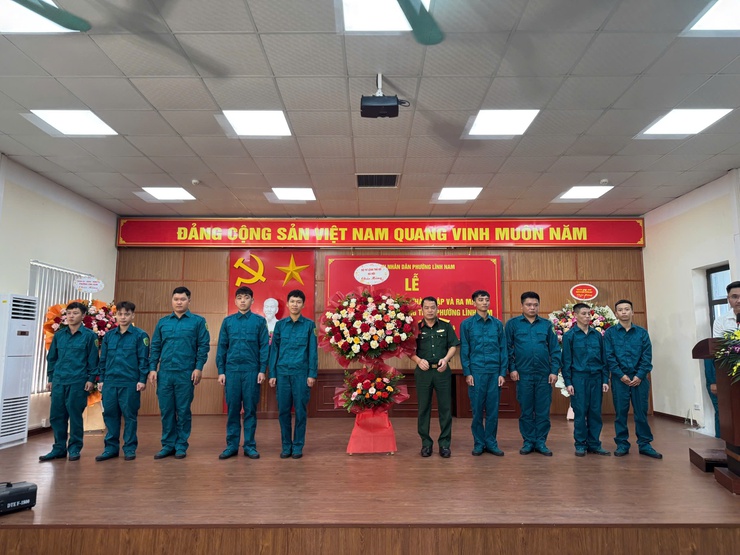 Phường Lĩnh Nam tổ chức Lễ công bố Quyết định thành lập và ra mắt Tiểu đội DQTT phường Lĩnh Nam năm 2024.

- Ảnh 4.
