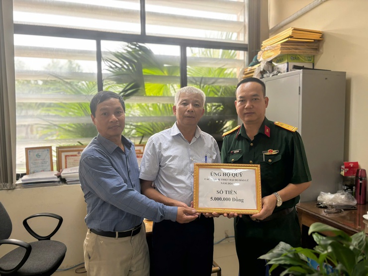 Phường Lĩnh Nam tổ chức Hội nghị phát động ủng hộ
các tỉnh miền núi phía Bắc bị thiệt hại do bão lũ.- Ảnh 4.