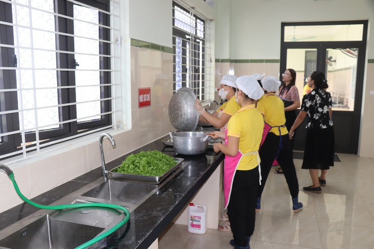 Đoàn kiểm tra liên ngành công tác ATTP huyện kiểm tra công tác ATTP trường học tại xã Khai Thái- Ảnh 2.