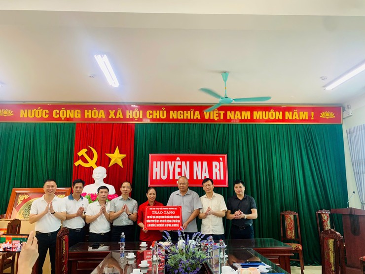 Hội Chữ thập đỏ phường Hoàng Liệt tặng quà cho học sinh có hoàn cảnh khó khăn tại Trường phổ thông dân tộc bán trú Tiểu học - THCS Kim Hỷ, huyện Na Rì- Ảnh 1.