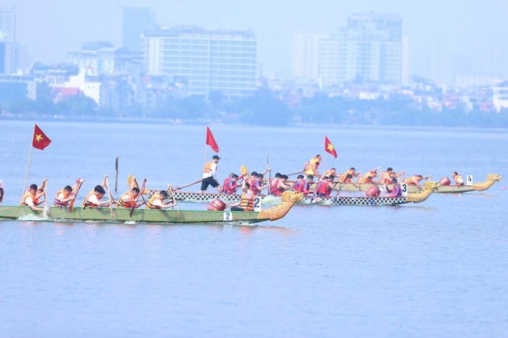 Đan Phương tham gia giải Bơi chải thuyền rồng Hà Nội mở rộng năm 2024- Ảnh 1.