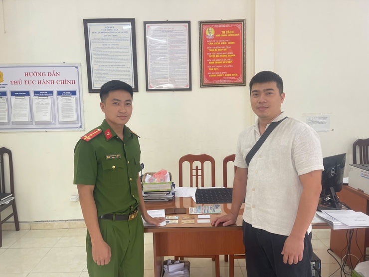 Nhặt được của rơi, trả người đánh mất- Hành động nhỏ ý nghĩa lớn- Ảnh 3.