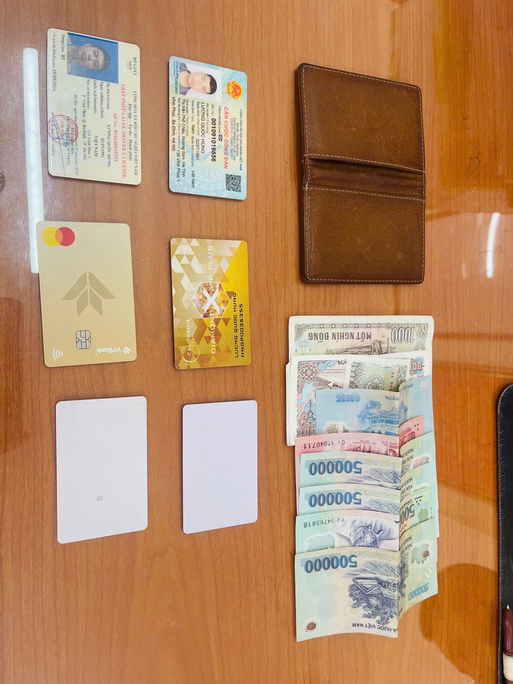 Nhặt được của rơi, trả người đánh mất- Hành động nhỏ ý nghĩa lớn- Ảnh 1.