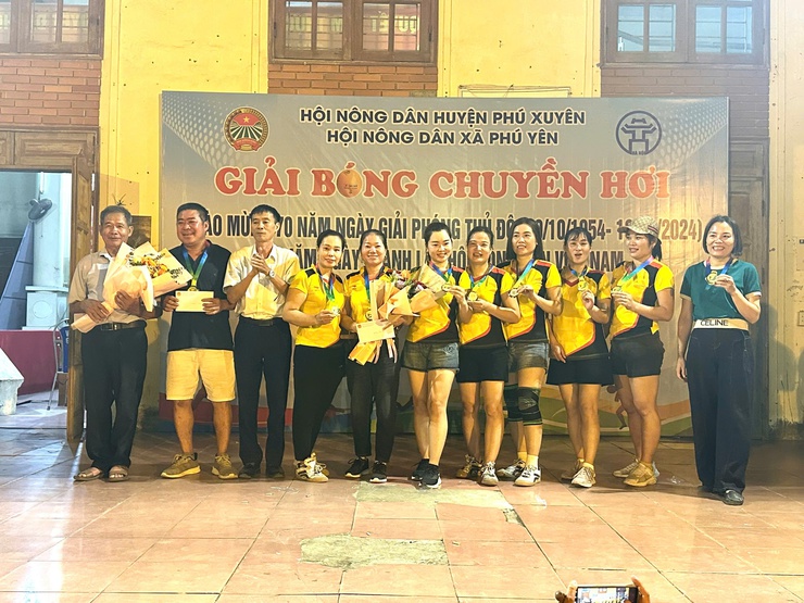 Tin:  Hội nông dân xã Phú Yên tổ chức giải bóng chuyền hơi nam – nữ xã Phú Yên năm 2024- Ảnh 3.