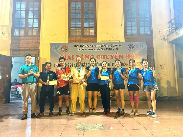 Tin:  Hội nông dân xã Phú Yên tổ chức giải bóng chuyền hơi nam – nữ xã Phú Yên năm 2024- Ảnh 4.