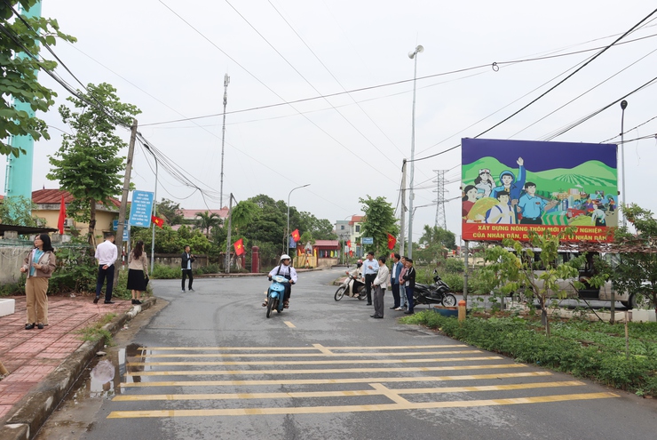 Kiểm tra, chấm điểm chung khảo cuộc thi Xây dựng và giữ gìn “Xã, phường, thị trấn Sáng – Xanh – Sạch – Đẹp – An toàn” trên địa bàn huyện Phú Xuyên.- Ảnh 4.