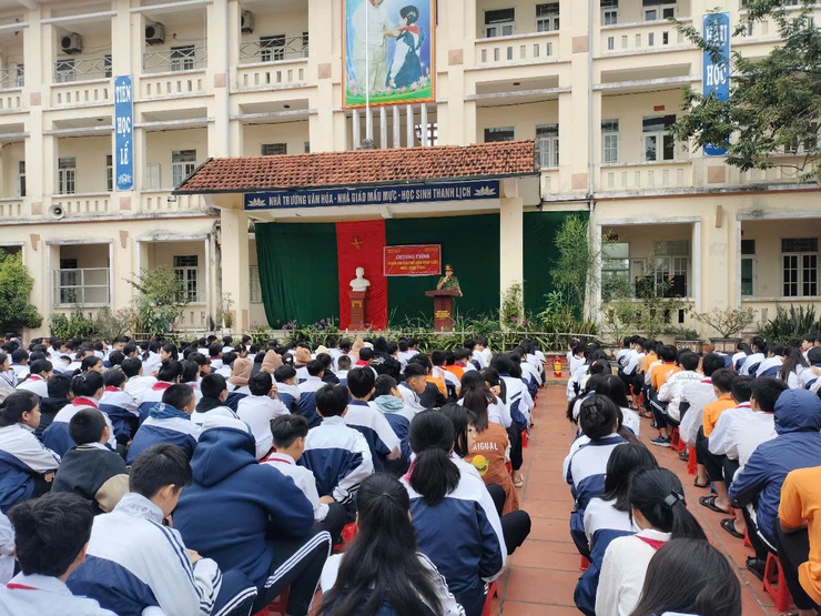 TRƯỜNG TIỂU HỌC VÀ THCS  PHÚC TIẾN PHỐI HỢP VỚI CÔNG AN XÃ PHÚC TIẾN TUYÊN TRUYỀN PHỔ BIẾN PHÁP LUẬT ĐẢM BẢO ANTT, ATGT, PCCC VÀ PHÒNG TRÁNH XÂM HẠI TRẺ EM NĂM 2024- Ảnh 2.