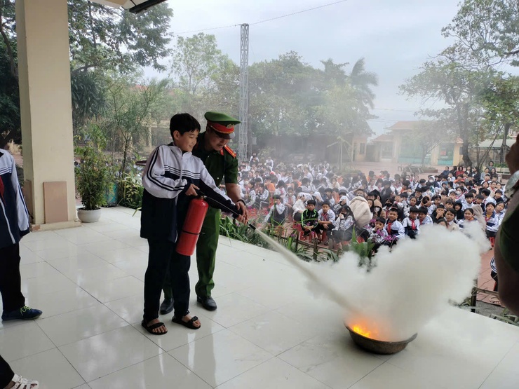 TRƯỜNG TIỂU HỌC VÀ THCS  PHÚC TIẾN PHỐI HỢP VỚI CÔNG AN XÃ PHÚC TIẾN TUYÊN TRUYỀN PHỔ BIẾN PHÁP LUẬT ĐẢM BẢO ANTT, ATGT, PCCC VÀ PHÒNG TRÁNH XÂM HẠI TRẺ EM NĂM 2024- Ảnh 3.