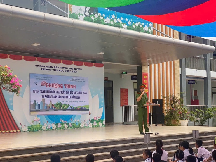 TRƯỜNG TIỂU HỌC VÀ THCS  PHÚC TIẾN PHỐI HỢP VỚI CÔNG AN XÃ PHÚC TIẾN TUYÊN TRUYỀN PHỔ BIẾN PHÁP LUẬT ĐẢM BẢO ANTT, ATGT, PCCC VÀ PHÒNG TRÁNH XÂM HẠI TRẺ EM NĂM 2024- Ảnh 1.