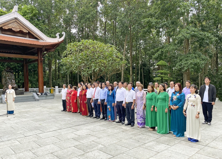 BCH ĐẢNG BỘ PHƯỜNG TỔ CHỨC DÂNG HƯƠNG TƯỞNG NIỆM CHỦ TỊCH HỒ CHÍ MINH TẠI KHU DI TÍCH LỊCH SỬ K9; TỔ CHỨC NGÀY HỘI "DÂN VẬN KHÉO" NĂM 2024, BIỂU DƯƠNG, KHEN THƯỞNG TẬP THỂ, CÁ NHÂN TIÊU BIỂU TRONG PHONG TRÀO "DÂN VẬN KHÉO" CỦA PHƯỜNG.- Ảnh 5.