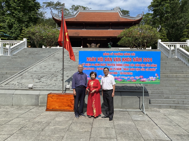 BCH ĐẢNG BỘ PHƯỜNG TỔ CHỨC DÂNG HƯƠNG TƯỞNG NIỆM CHỦ TỊCH HỒ CHÍ MINH TẠI KHU DI TÍCH LỊCH SỬ K9; TỔ CHỨC NGÀY HỘI "DÂN VẬN KHÉO" NĂM 2024, BIỂU DƯƠNG, KHEN THƯỞNG TẬP THỂ, CÁ NHÂN TIÊU BIỂU TRONG PHONG TRÀO "DÂN VẬN KHÉO" CỦA PHƯỜNG.- Ảnh 17.