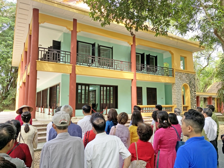 BCH ĐẢNG BỘ PHƯỜNG TỔ CHỨC DÂNG HƯƠNG TƯỞNG NIỆM CHỦ TỊCH HỒ CHÍ MINH TẠI KHU DI TÍCH LỊCH SỬ K9; TỔ CHỨC NGÀY HỘI "DÂN VẬN KHÉO" NĂM 2024, BIỂU DƯƠNG, KHEN THƯỞNG TẬP THỂ, CÁ NHÂN TIÊU BIỂU TRONG PHONG TRÀO "DÂN VẬN KHÉO" CỦA PHƯỜNG.- Ảnh 10.