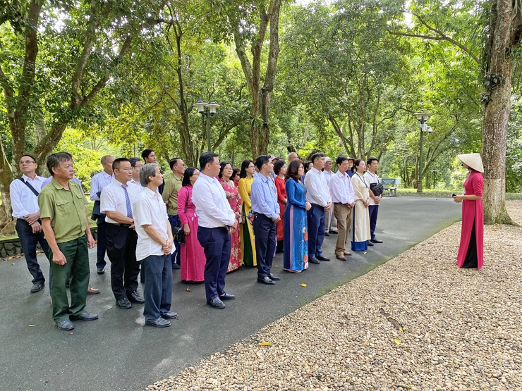 BCH ĐẢNG BỘ PHƯỜNG TỔ CHỨC DÂNG HƯƠNG TƯỞNG NIỆM CHỦ TỊCH HỒ CHÍ MINH TẠI KHU DI TÍCH LỊCH SỬ K9; TỔ CHỨC NGÀY HỘI "DÂN VẬN KHÉO" NĂM 2024, BIỂU DƯƠNG, KHEN THƯỞNG TẬP THỂ, CÁ NHÂN TIÊU BIỂU TRONG PHONG TRÀO "DÂN VẬN KHÉO" CỦA PHƯỜNG.- Ảnh 9.