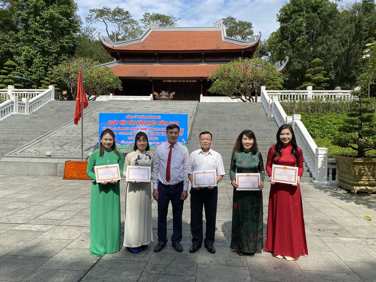 BCH ĐẢNG BỘ PHƯỜNG TỔ CHỨC DÂNG HƯƠNG TƯỞNG NIỆM CHỦ TỊCH HỒ CHÍ MINH TẠI KHU DI TÍCH LỊCH SỬ K9; TỔ CHỨC NGÀY HỘI "DÂN VẬN KHÉO" NĂM 2024, BIỂU DƯƠNG, KHEN THƯỞNG TẬP THỂ, CÁ NHÂN TIÊU BIỂU TRONG PHONG TRÀO "DÂN VẬN KHÉO" CỦA PHƯỜNG.- Ảnh 7.